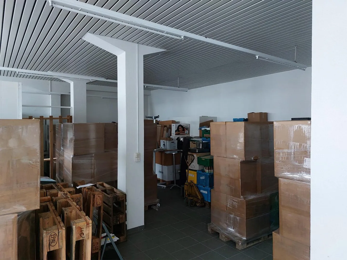 Commercial space with gate near the lake - Photo 3 of 7