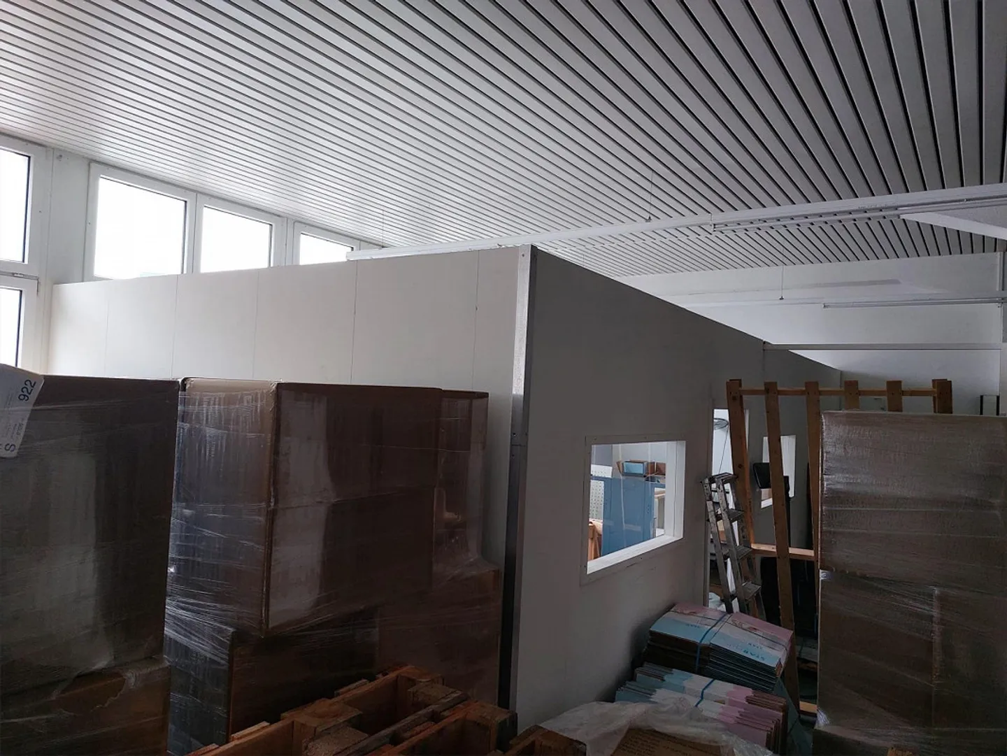 Commercial space with gate near the lake - Photo 4 of 7