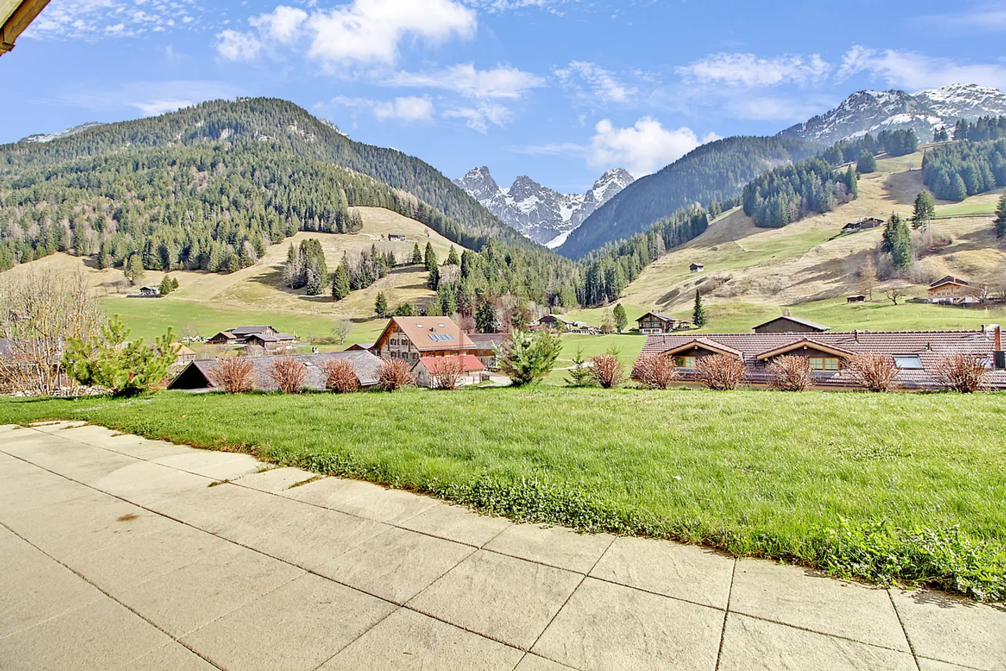 Château-d'Oex/Gérignoz - Charmante 3,5 Zimmer 15 Minuten von Gstaad - Foto 3 von 9