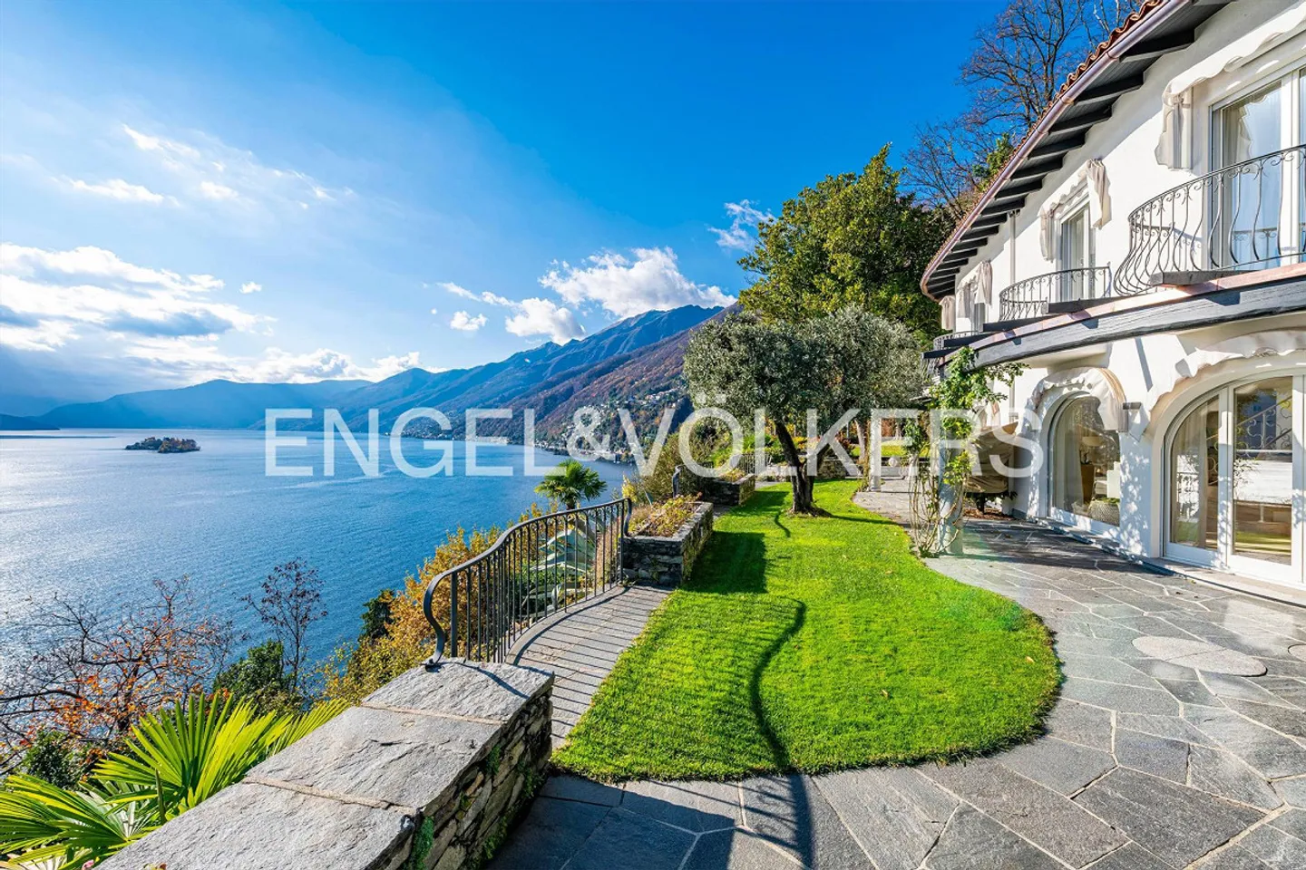 Villa rénovée de manière exclusive et de haute qualité avec vue imprenable sur le lac (42) - Photo 1 sur 13