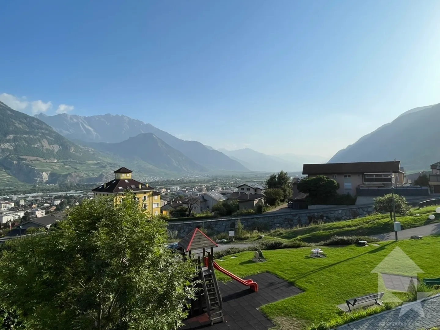 Appartamento 4,5 stanze con 133m2 e giardino di 176m2 e 2 posti auto - Foto 1 di 8