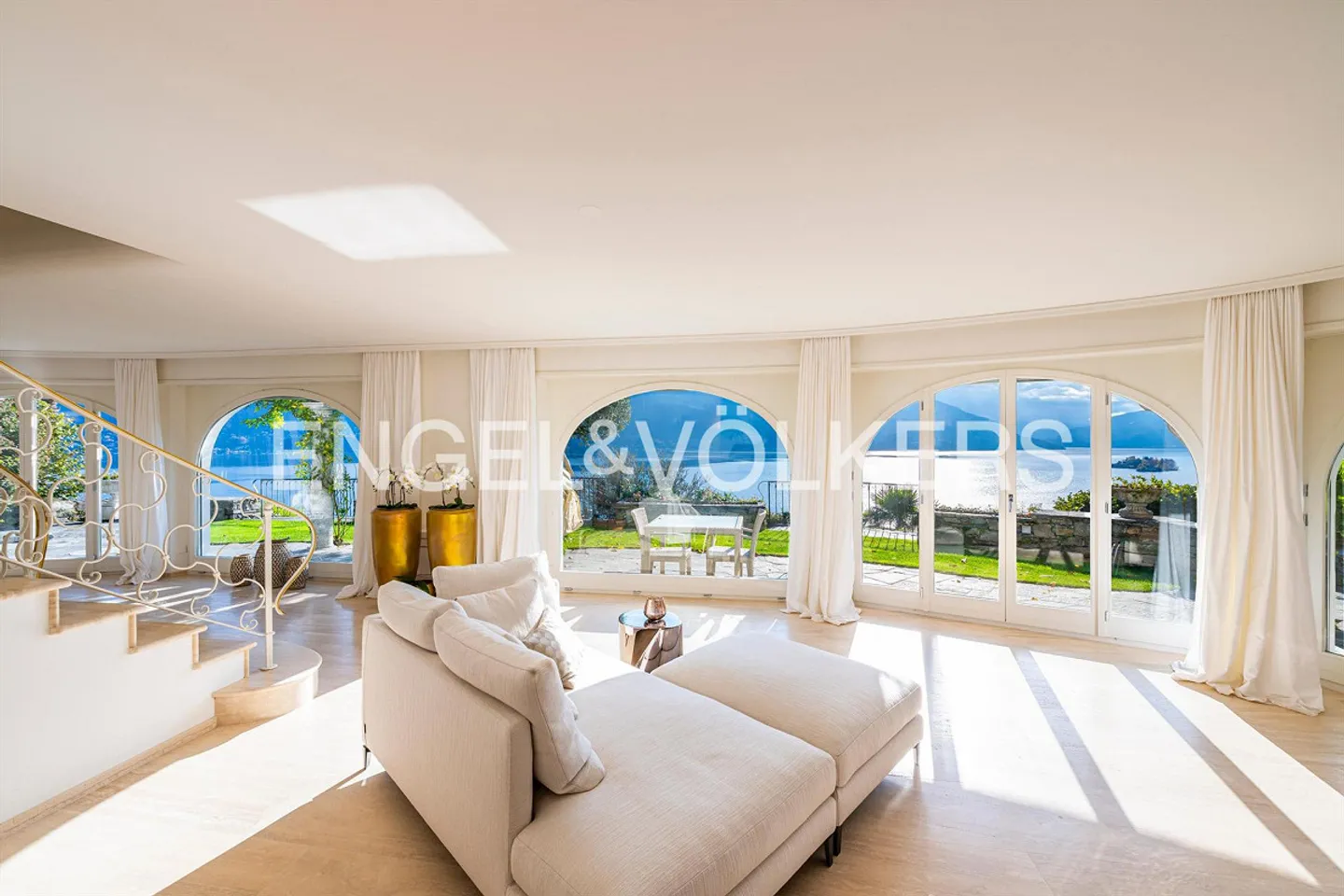 Villa rénovée de manière exclusive et de haute qualité avec vue imprenable sur le lac (42) - Photo 6 sur 13