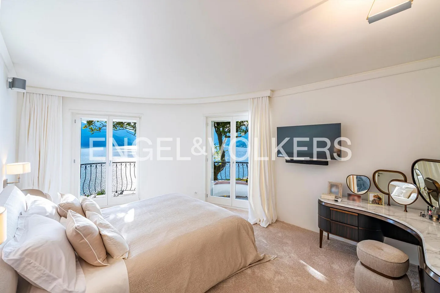 Villa rénovée de manière exclusive et de haute qualité avec vue imprenable sur le lac (42) - Photo 8 sur 13