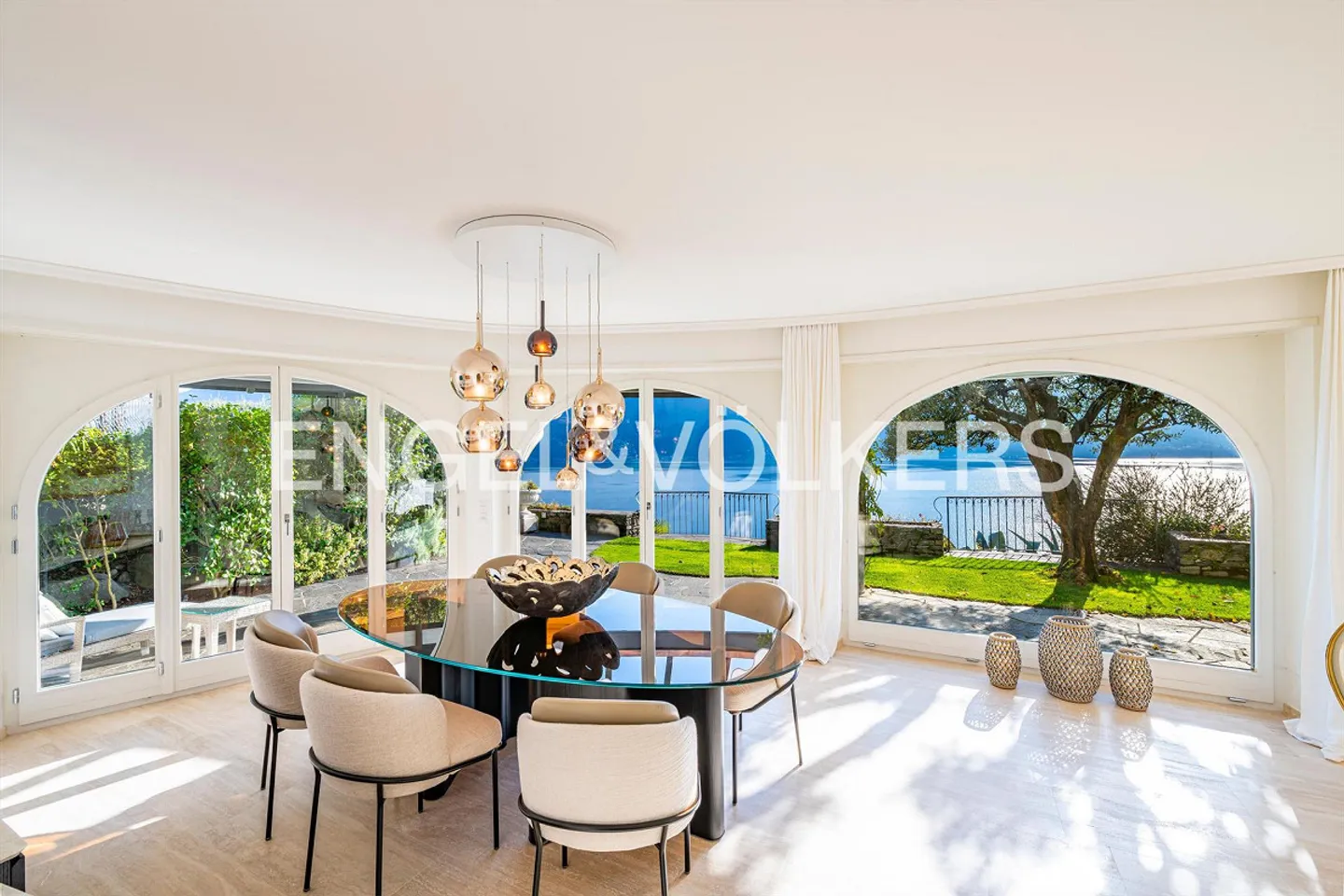 Villa rénovée de manière exclusive et de haute qualité avec vue imprenable sur le lac (42) - Photo 5 sur 13