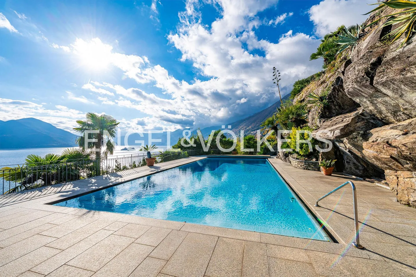 Villa rénovée de manière exclusive et de haute qualité avec vue imprenable sur le lac (42) - Photo 13 sur 13