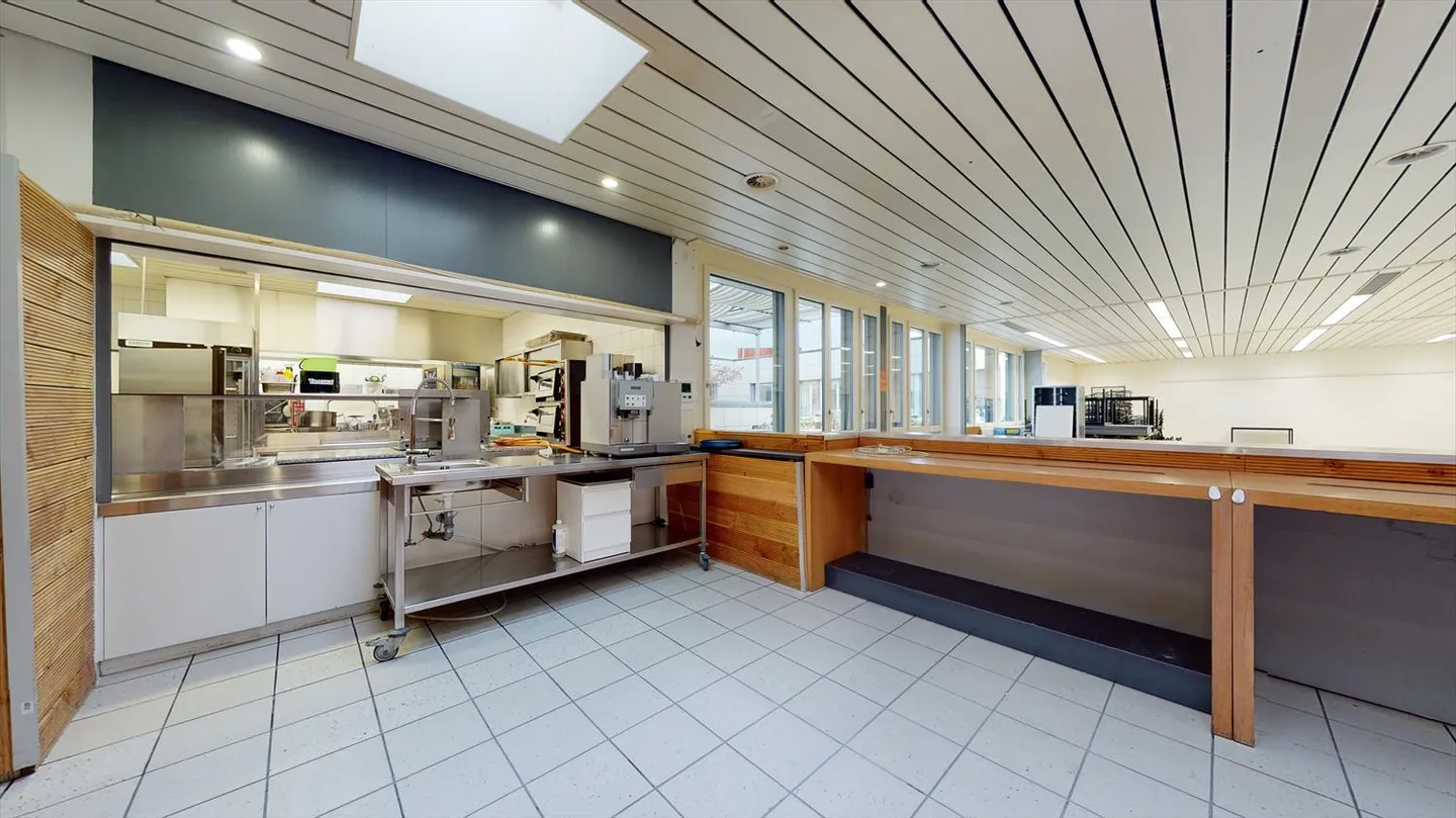 Here you will find a restaurant an ideal place with courtyard. - Photo 7 of 13