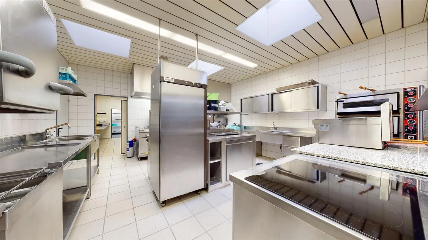 Here you will find a restaurant an ideal place with courtyard. - Photo 10 of 13