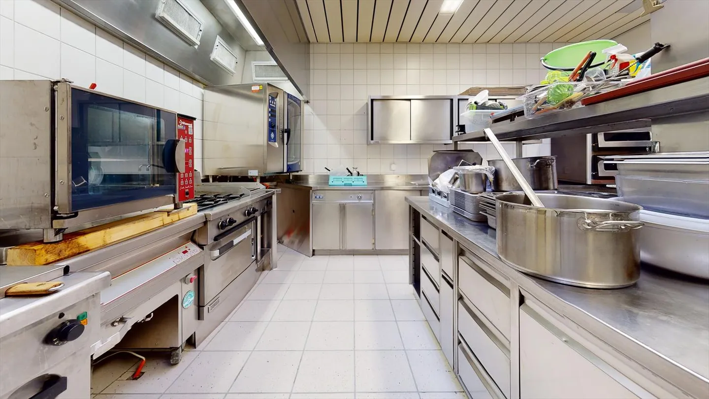 Here you will find a restaurant an ideal place with courtyard. - Photo 11 of 13