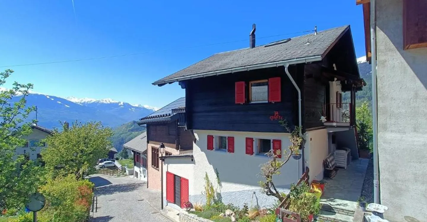 RARE! 4,5-Zimmer-Haus mit Charakter, Aussicht und Garten im Zentrum von Icogne, ruhiges Dorf zwischen Sion und Crans-Montana - Foto 1 von 6