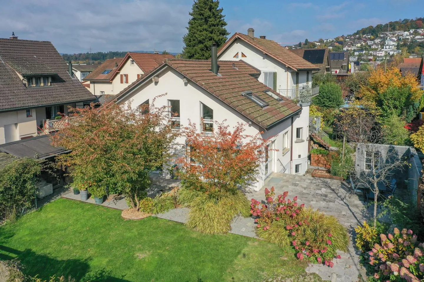 Renoviertes Zweifamilienhaus mit viel Platz und schönem Garten - Foto 2 von 16