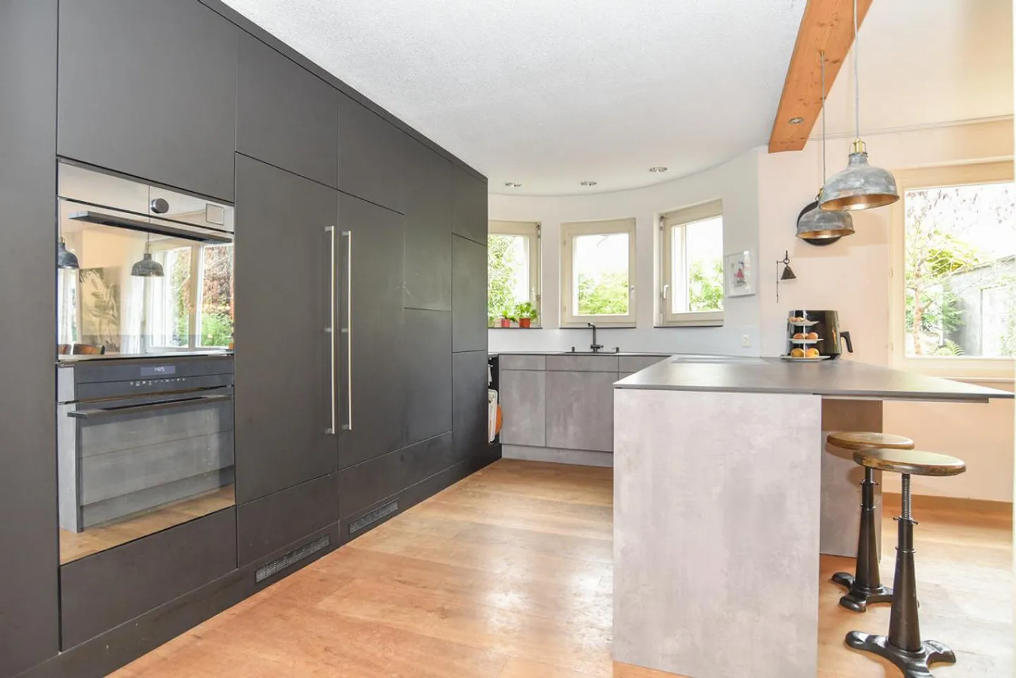 Renoviertes Zweifamilienhaus mit viel Platz und schönem Garten - Foto 3 von 16