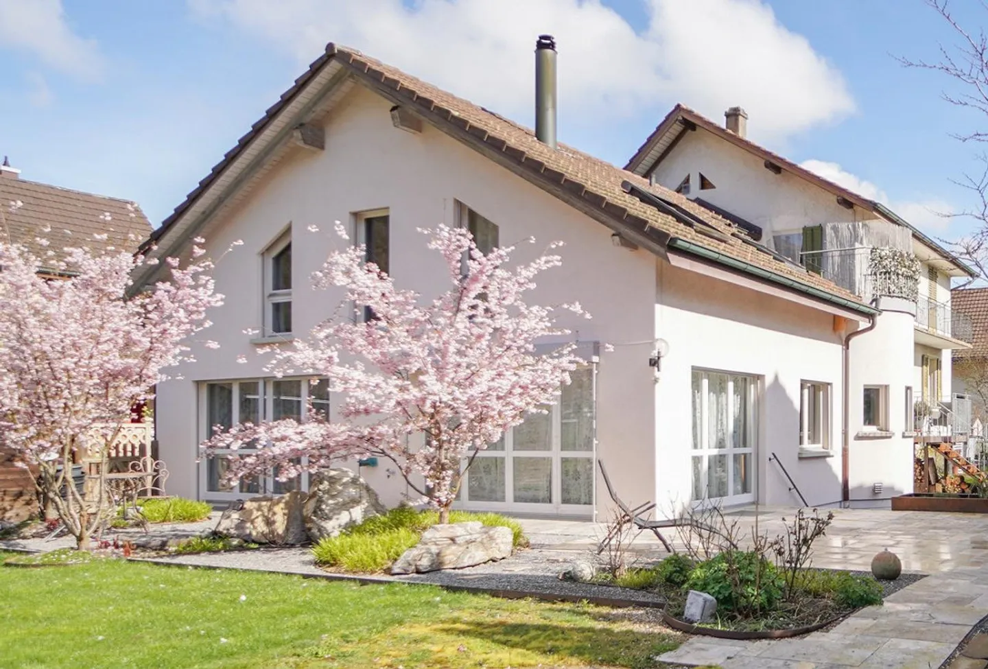 Renoviertes Zweifamilienhaus mit viel Platz und schönem Garten - Foto 4 von 16