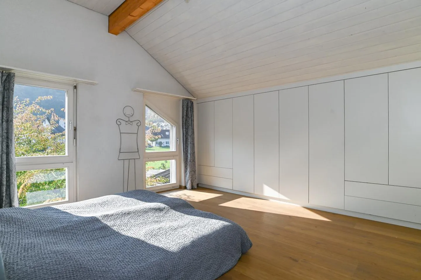 Renoviertes Zweifamilienhaus mit viel Platz und schönem Garten - Foto 10 von 16
