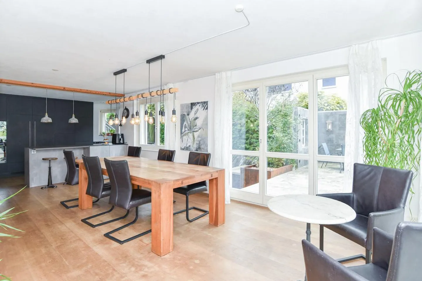 Renoviertes Zweifamilienhaus mit viel Platz und schönem Garten - Foto 6 von 16