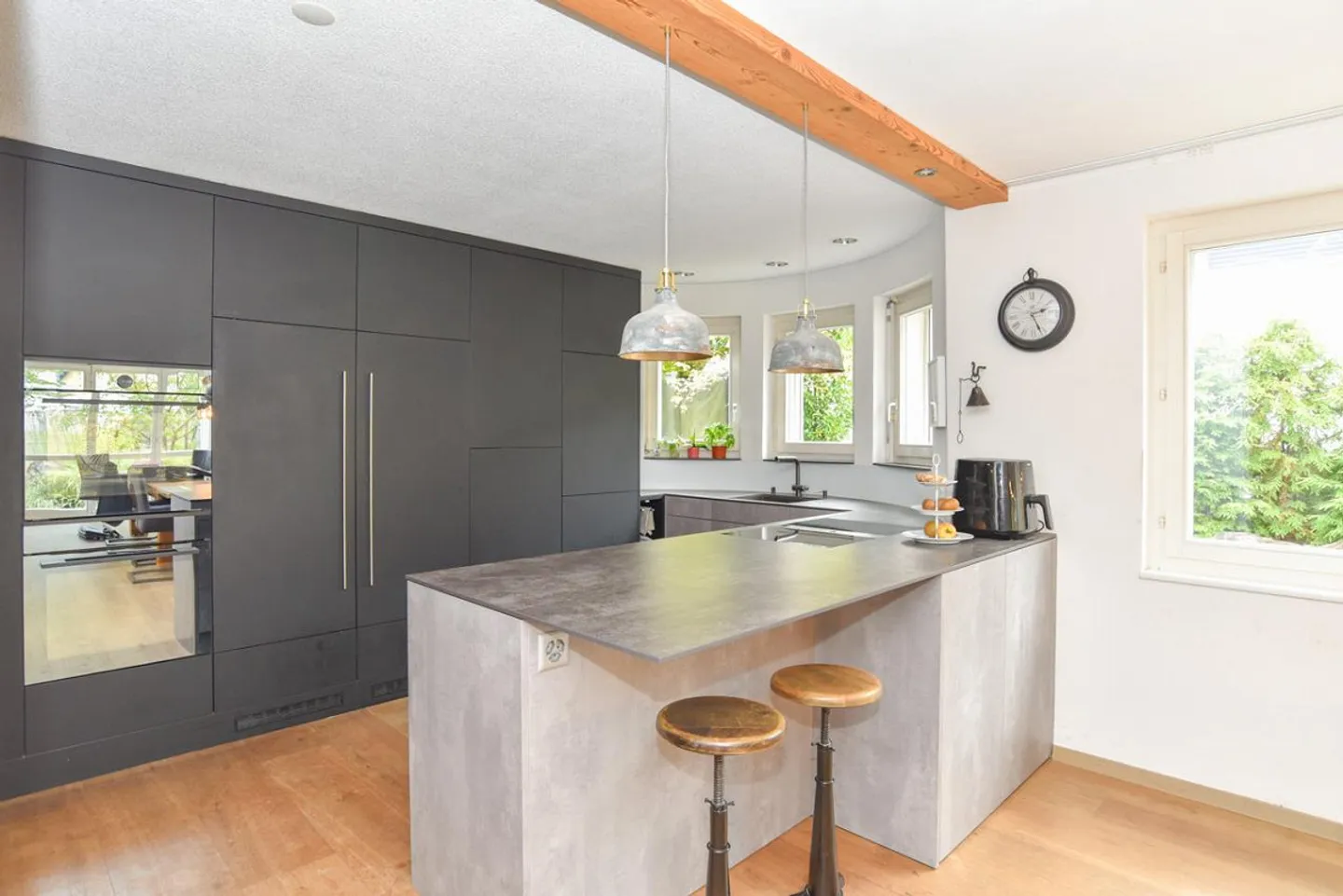 Renoviertes Zweifamilienhaus mit viel Platz und schönem Garten - Foto 7 von 16
