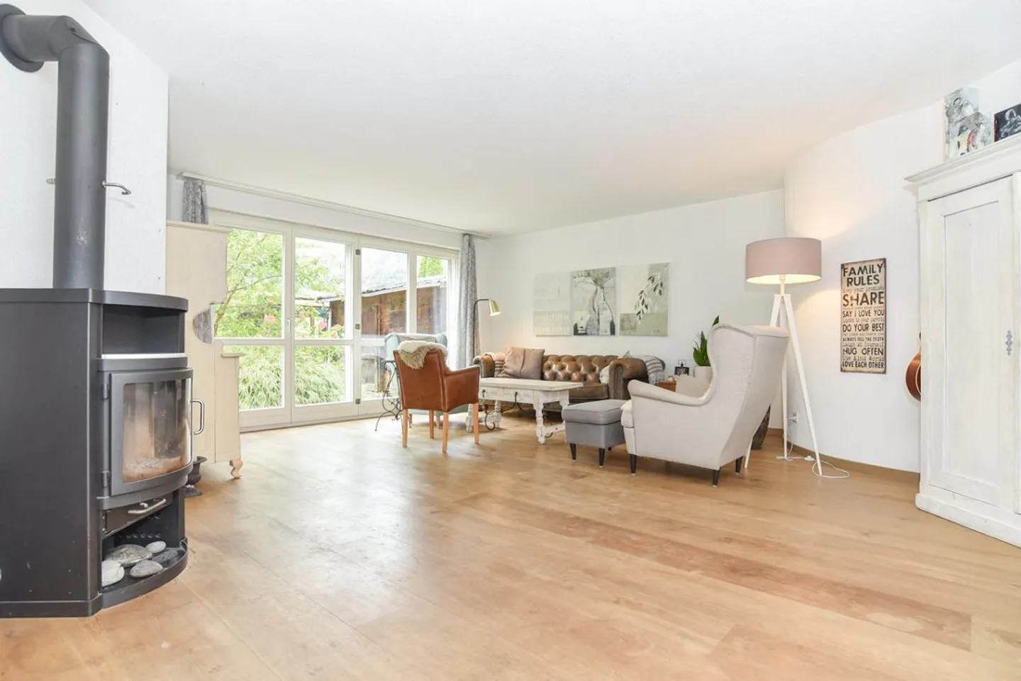Renoviertes Zweifamilienhaus mit viel Platz und schönem Garten - Foto 8 von 16