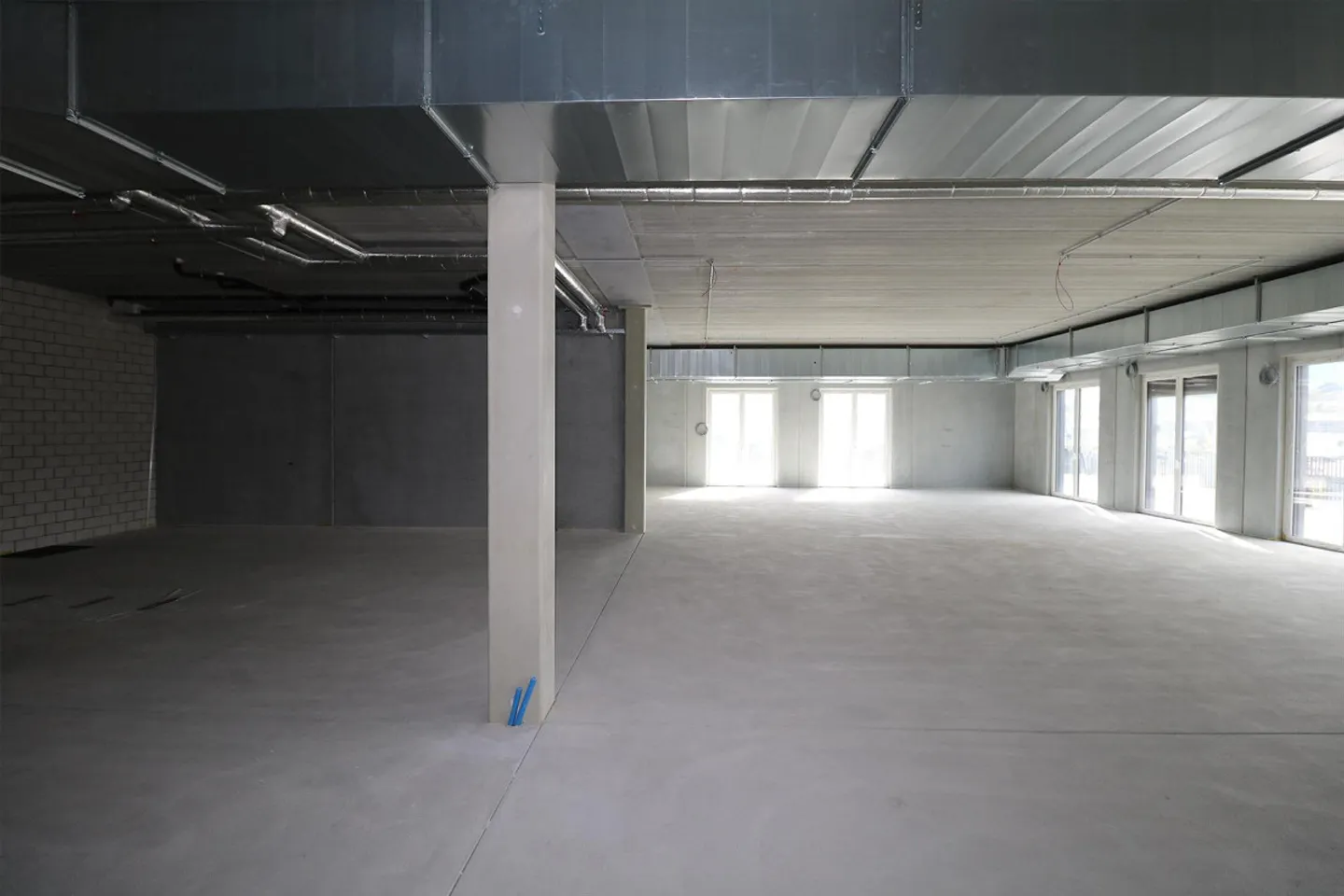 Espace commercial en état brut au stade de football de Schaffhouse - Photo 6 sur 13