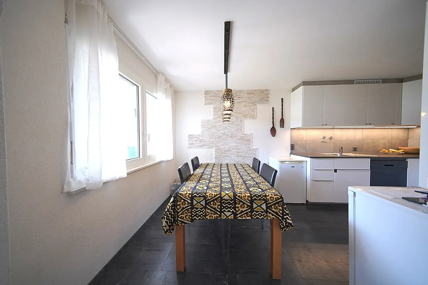 Spacieux appartement avec jardin - Photo 4 sur 13