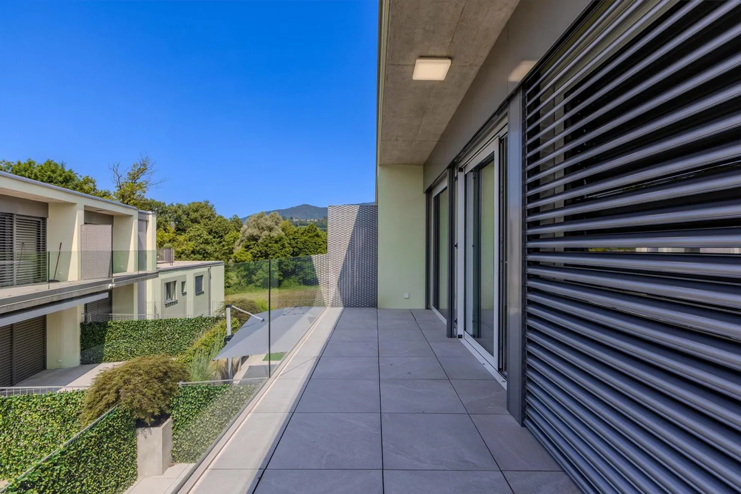 SCHÖNE UND MODERNE 3.5 ZIMMER MIT TERRASSE IN GENESTRERIO - Foto 7 von 9