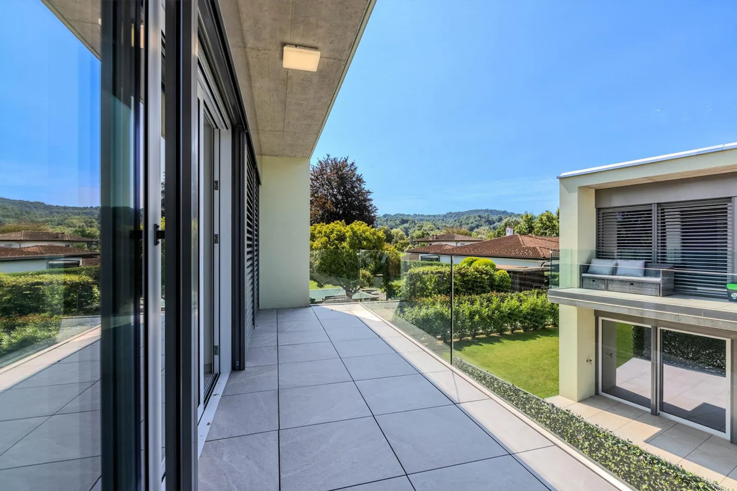 SCHÖNE UND MODERNE 3.5 ZIMMER MIT TERRASSE IN GENESTRERIO - Foto 2 von 9