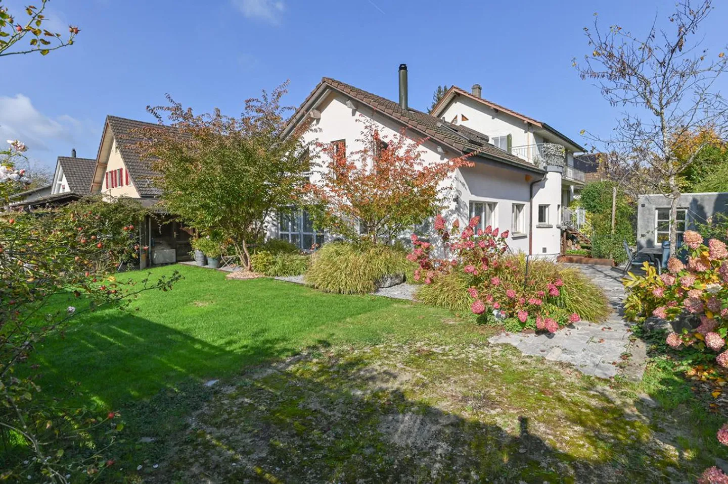 Renoviertes Zweifamilienhaus mit viel Platz und schönem Garten - Foto 13 von 16