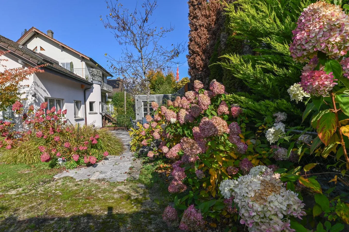 Renoviertes Zweifamilienhaus mit viel Platz und schönem Garten - Foto 15 von 16