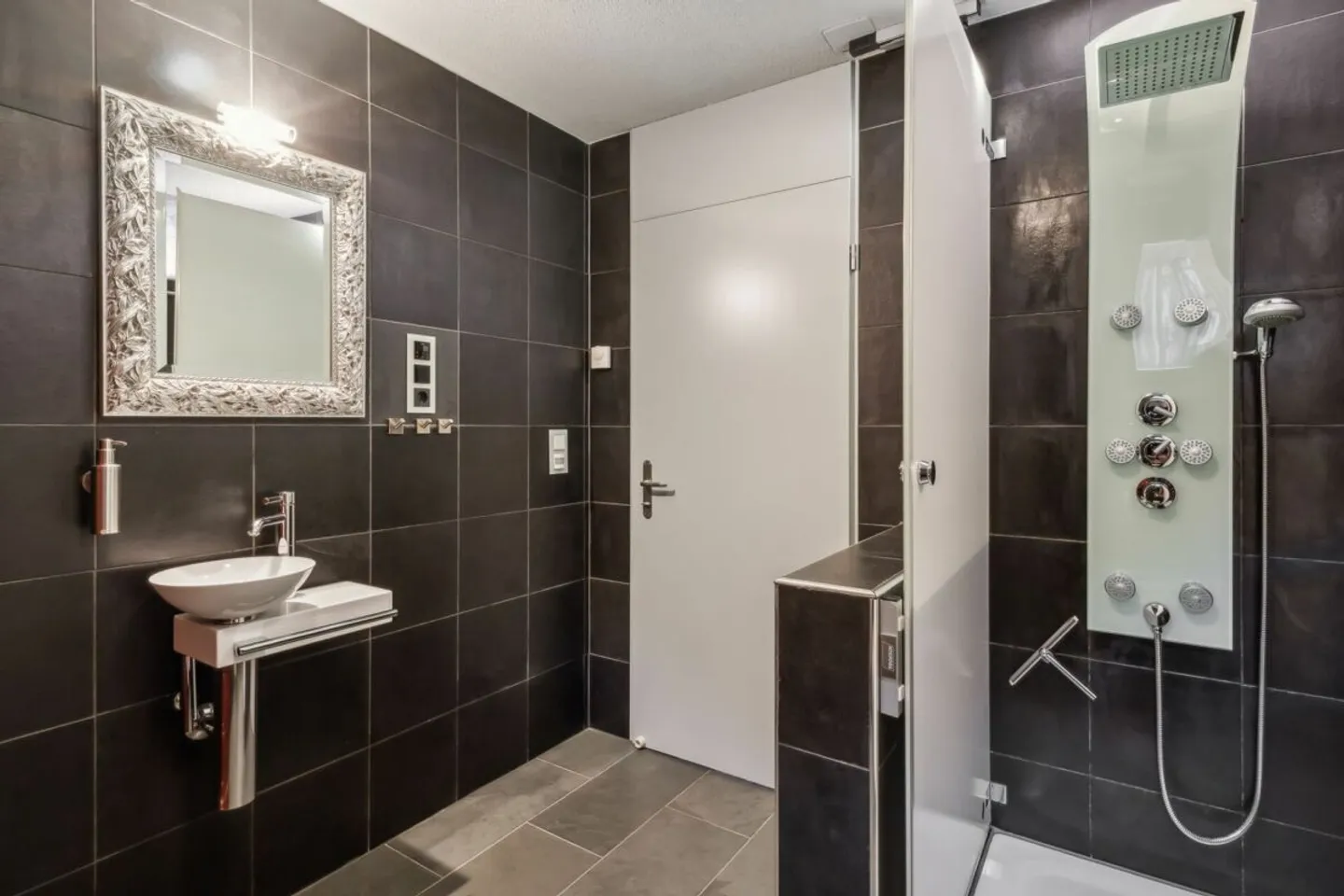 Versatile Residential and Commercial Property in Bolligen - Photo 9 of 13