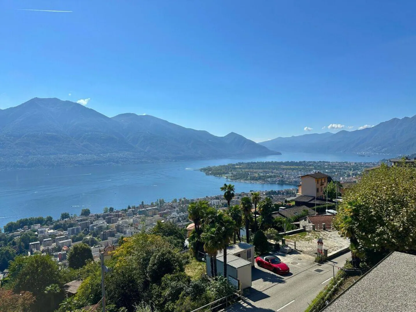 Moderno e prestigioso appartamento di 4.5 locali con terrazza, giardino privato attrezzato e spettacolare vista lago - Foto 5 di 9
