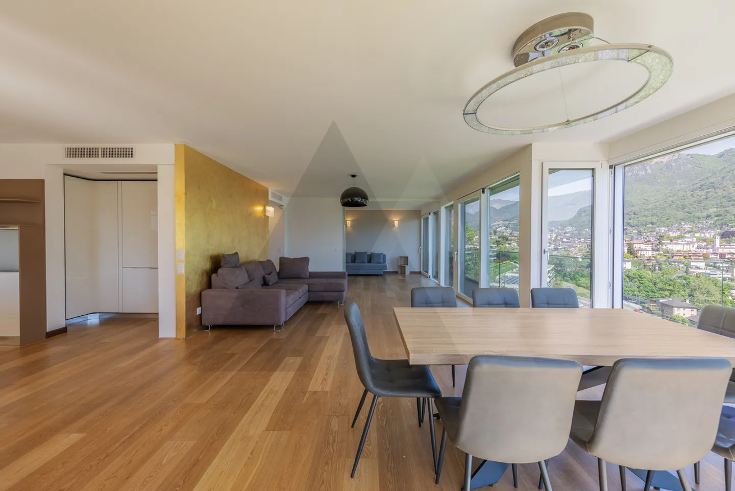 APPARTEMENT LUMINEUX AVEC VUE ET 2 PLACES DE PARKING DANS LE GARAGE - Photo 8 sur 16