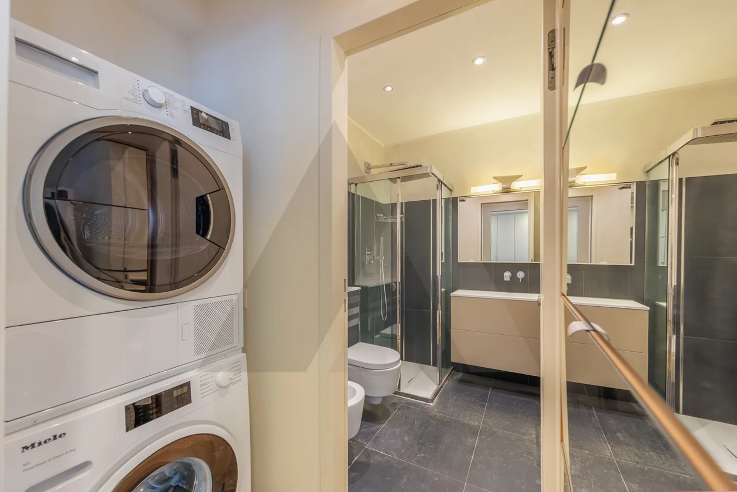 APPARTEMENT LUMINEUX AVEC VUE ET 2 PLACES DE PARKING DANS LE GARAGE - Photo 10 sur 16
