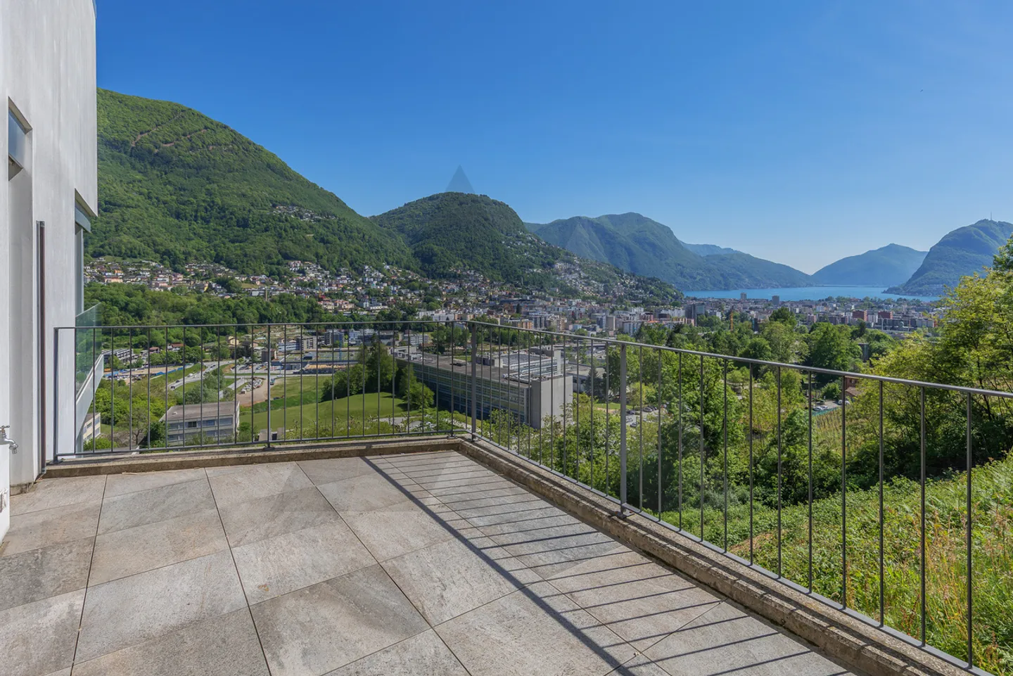 APPARTEMENT LUMINEUX AVEC VUE ET 2 PLACES DE PARKING DANS LE GARAGE - Photo 11 sur 16