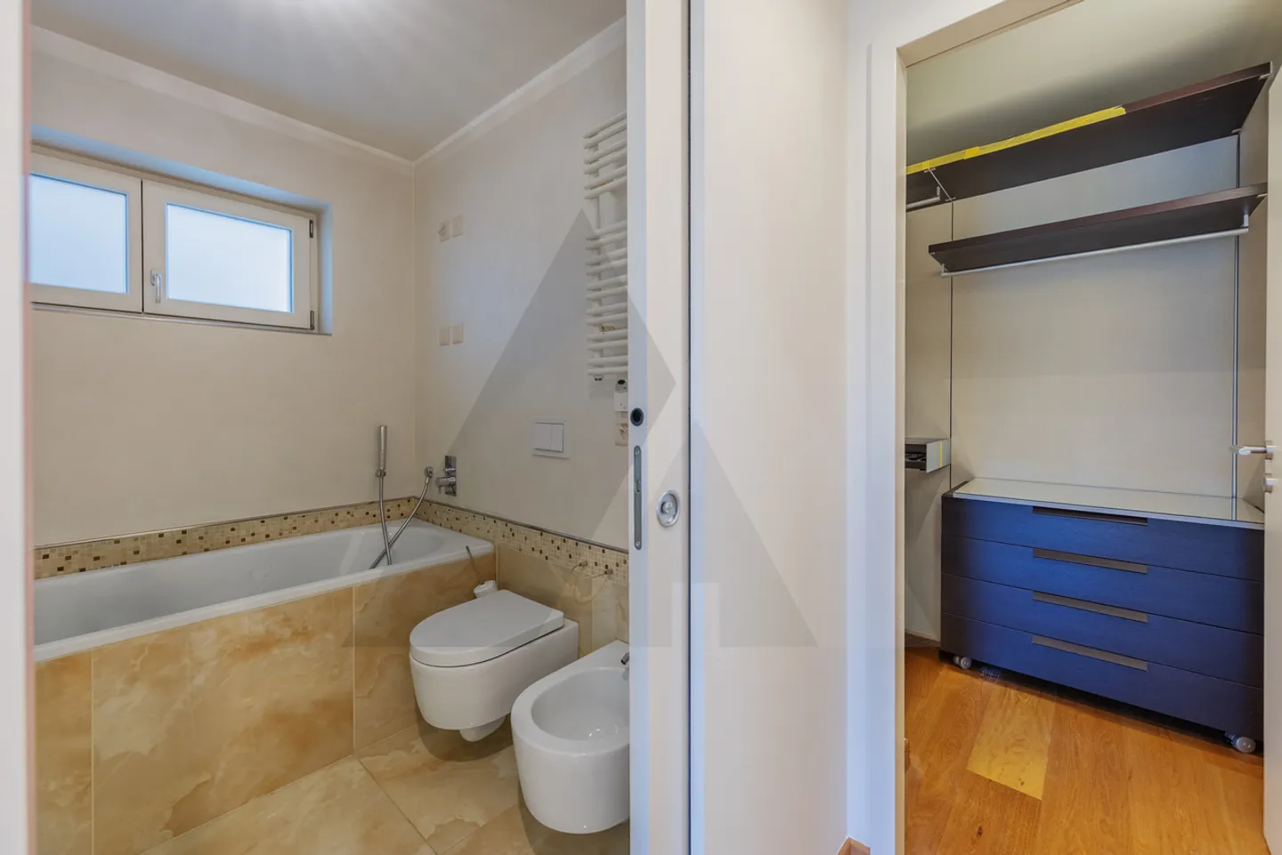 APPARTEMENT LUMINEUX AVEC VUE ET 2 PLACES DE PARKING DANS LE GARAGE - Photo 13 sur 16