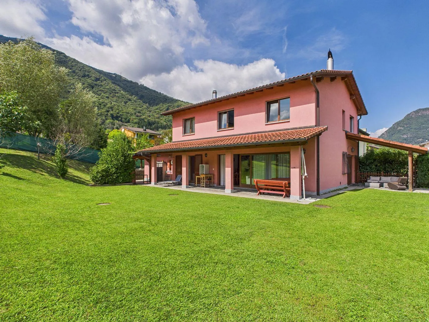 Independent Villa with Large Garden and Characteristic Grottino - Photo 1 of 26