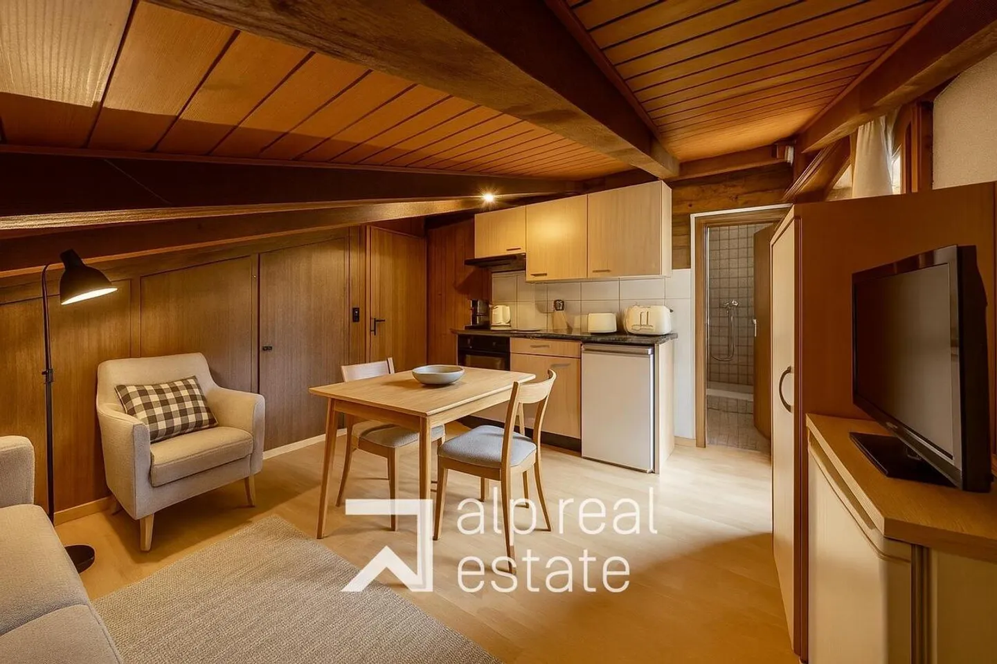 Appartement mansardé et traversant au centre du village - Photo 3 sur 10