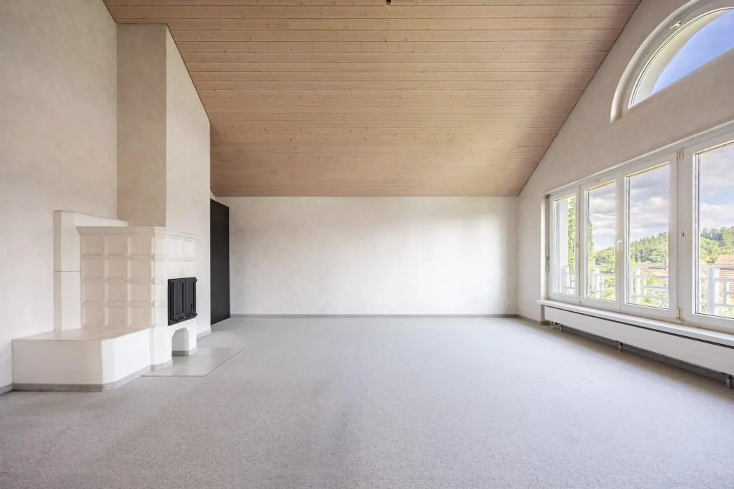 Ampio appartamento attico di 3,5 locali - Foto 3 di 11