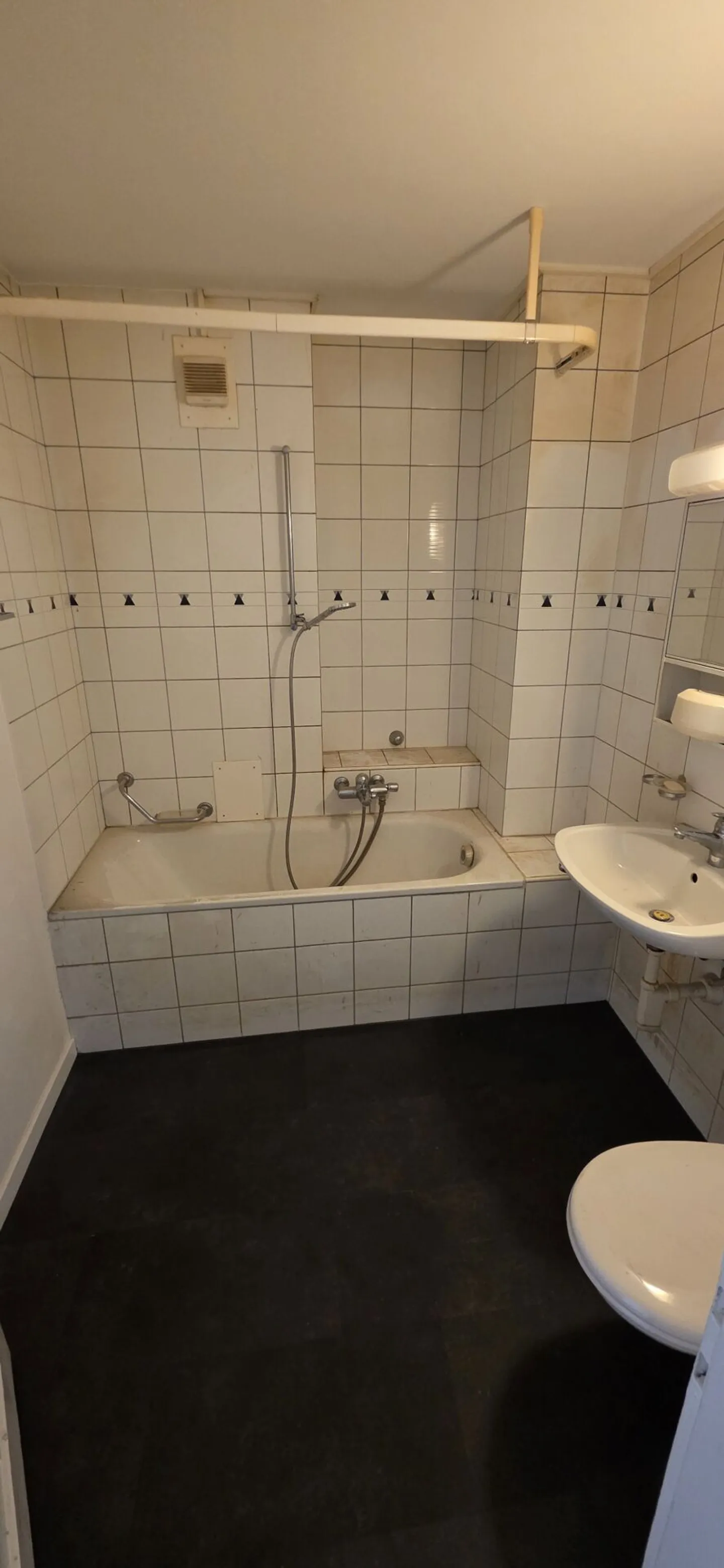 Freshly renovated 3-room apartment in the Weissenbühl district for rent! - Photo 3 of 6