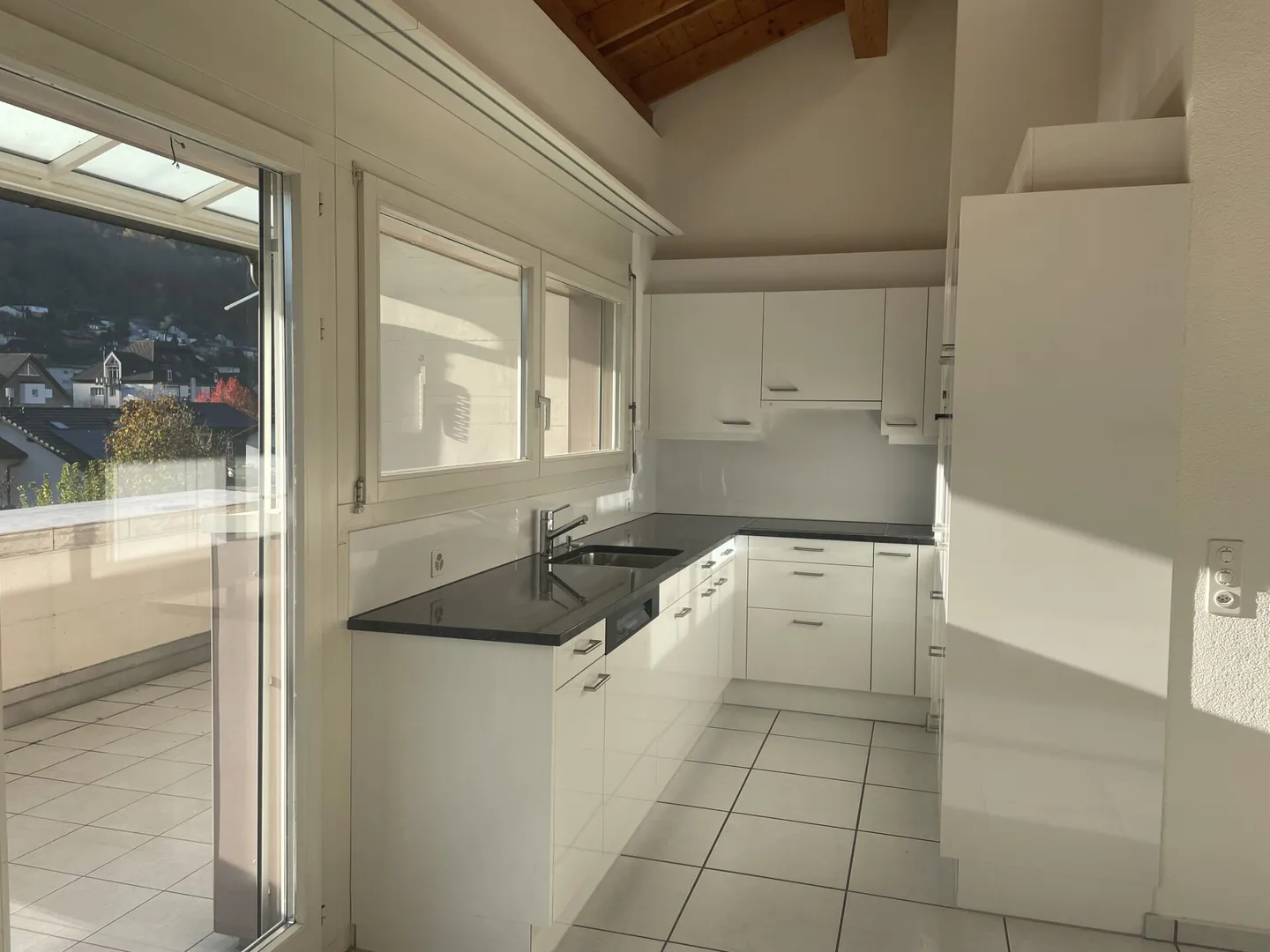 Maisonette de 4,5 pièces avec salle de loisirs - buanderie privée - Photo 4 sur 11