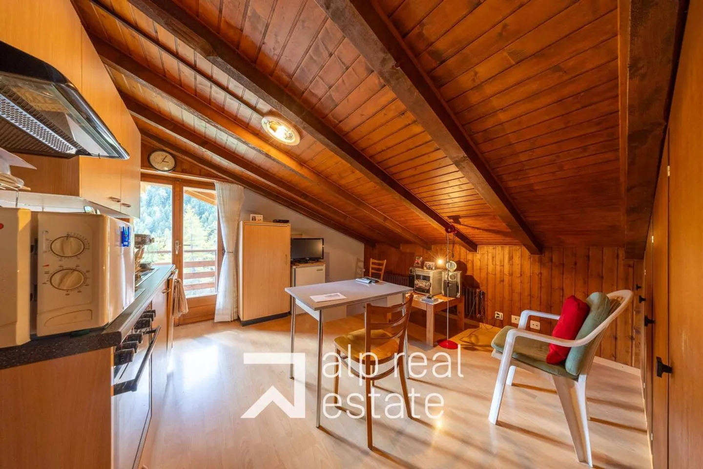 Appartement mansardé et traversant au centre du village - Photo 5 sur 10