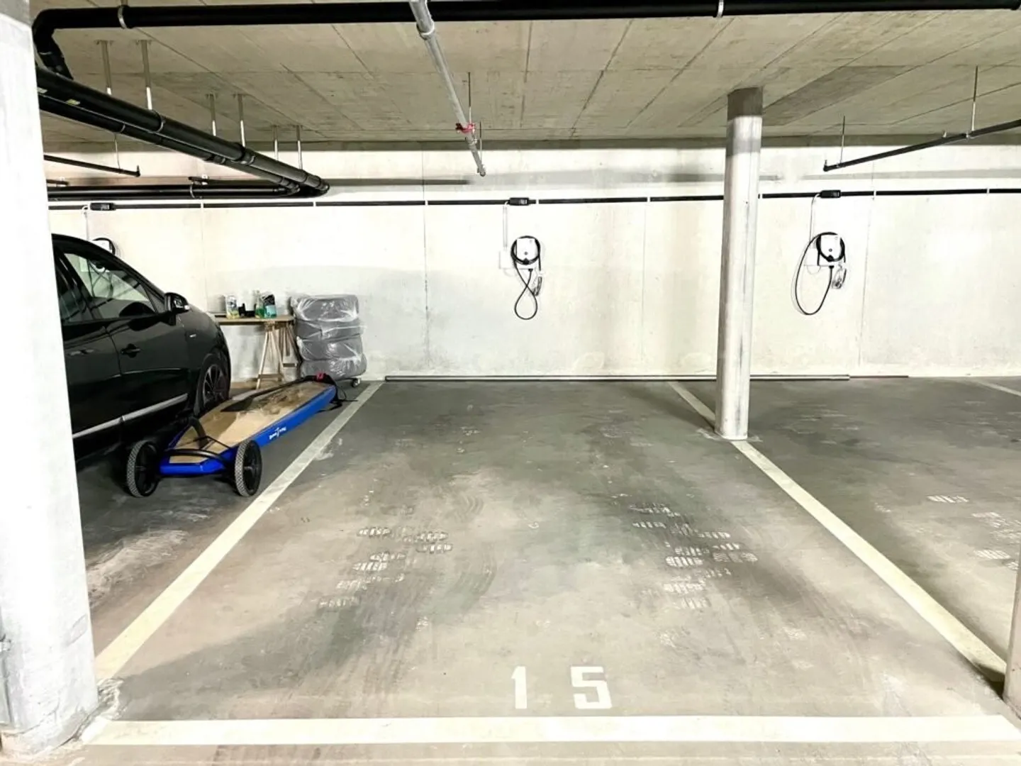 Posto auto nel cortile con stazione di ricarica per veicoli elettrici - Foto 3 di 3