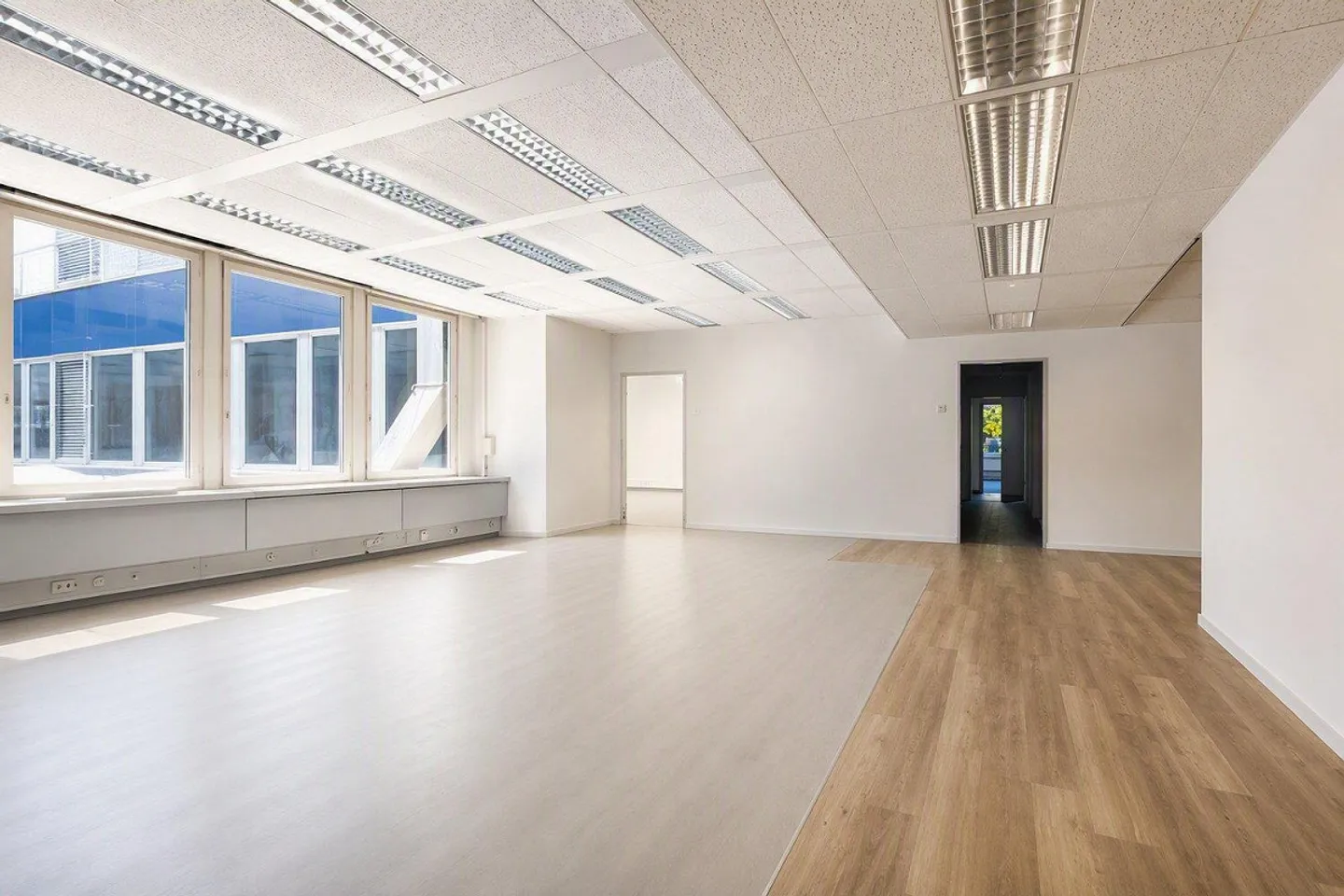 Espace de bureau avec potentiel : adaptable et bien desservi - Photo 2 sur 7