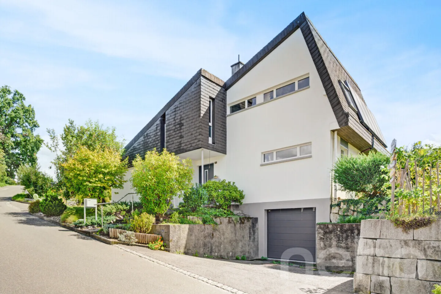 Single house for sale - Photo 1 of 12