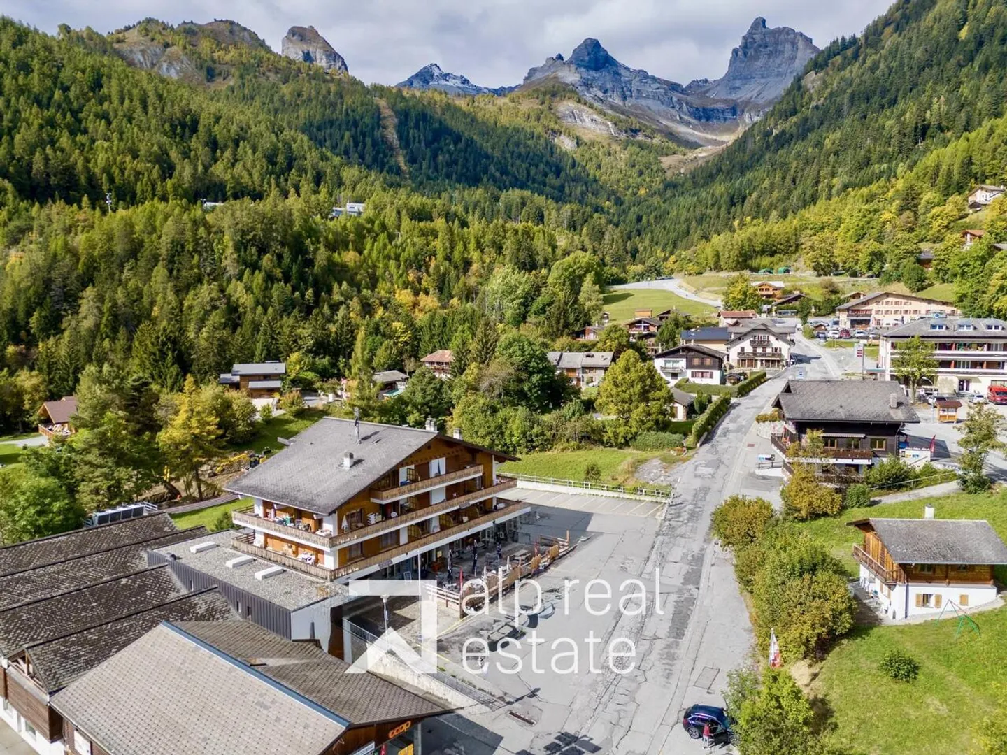Appartement mansardé et traversant au centre du village - Photo 9 sur 10