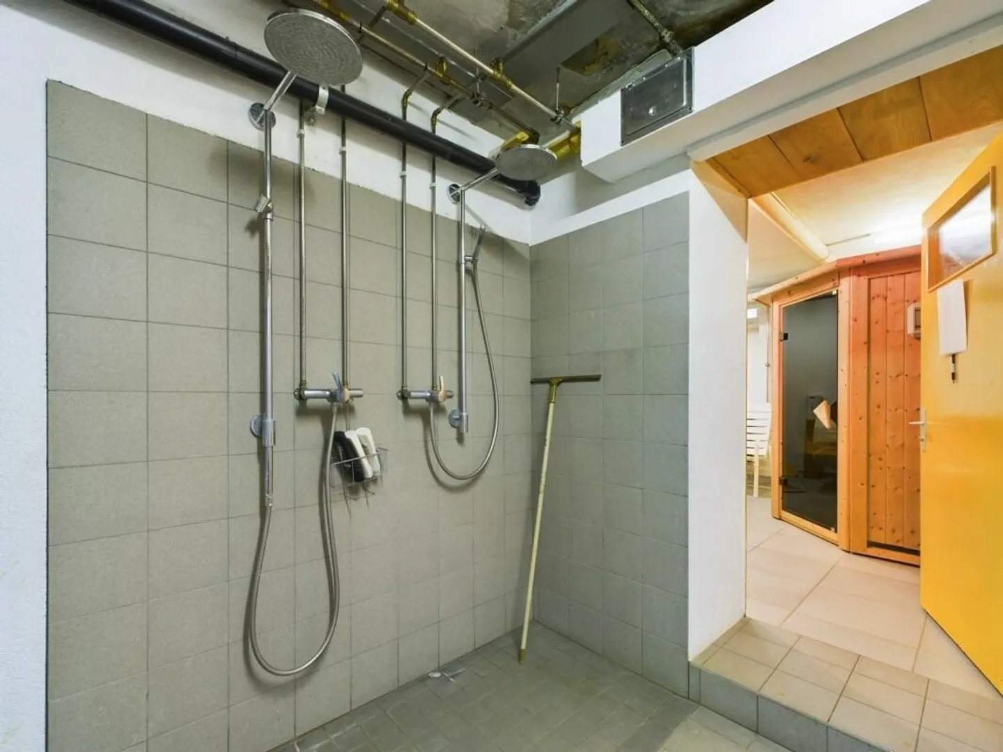 Espace commercial avec sauna et espace extérieur - idéal pour des concepts créatifs - Photo 12 sur 17