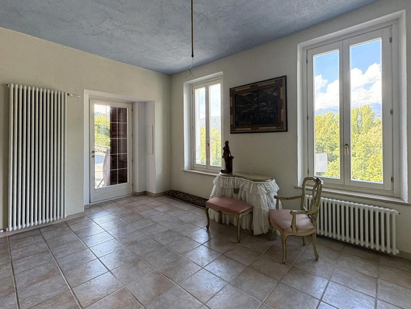 Maison Charmante avec Jardin et Vue Partielle sur le Lac - Photo 2 sur 13