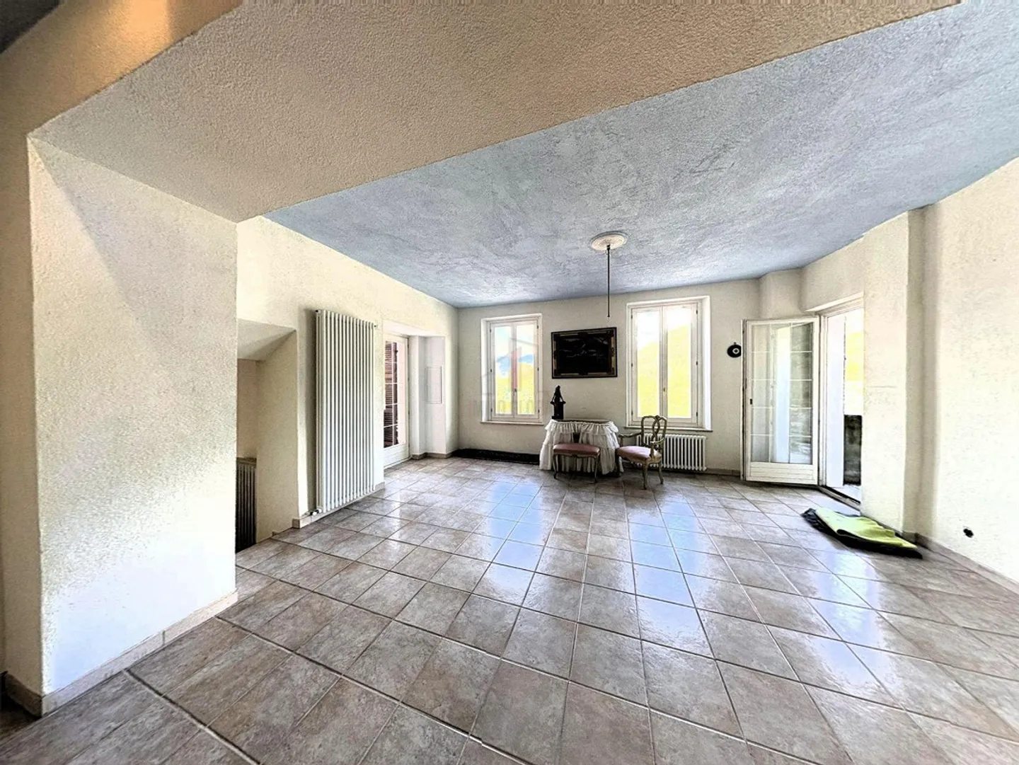 Maison Charmante avec Jardin et Vue Partielle sur le Lac - Photo 5 sur 13