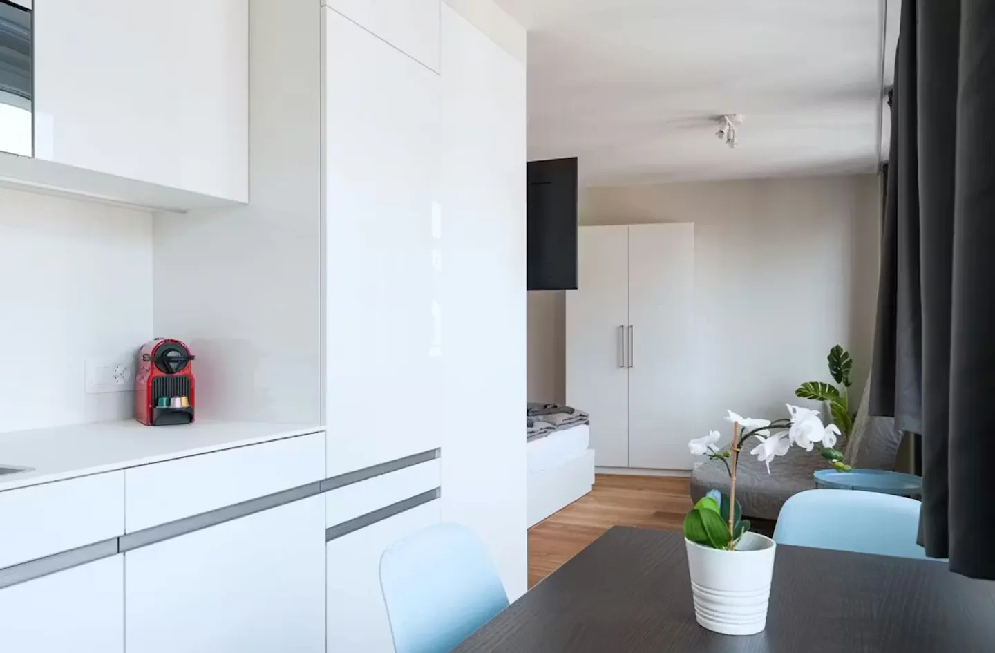 Charming Apartment in Basel - Photo 5 of 9