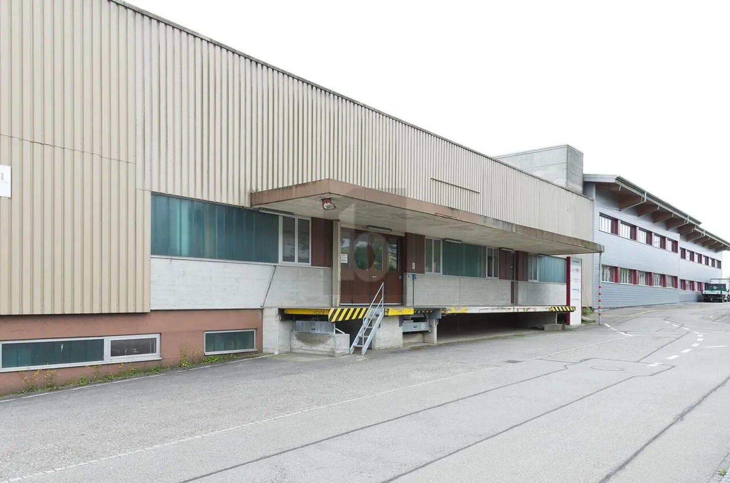 WORKSHOP WITH DIRECT ACCESS AND LOADING RAMP - Photo 3 of 5