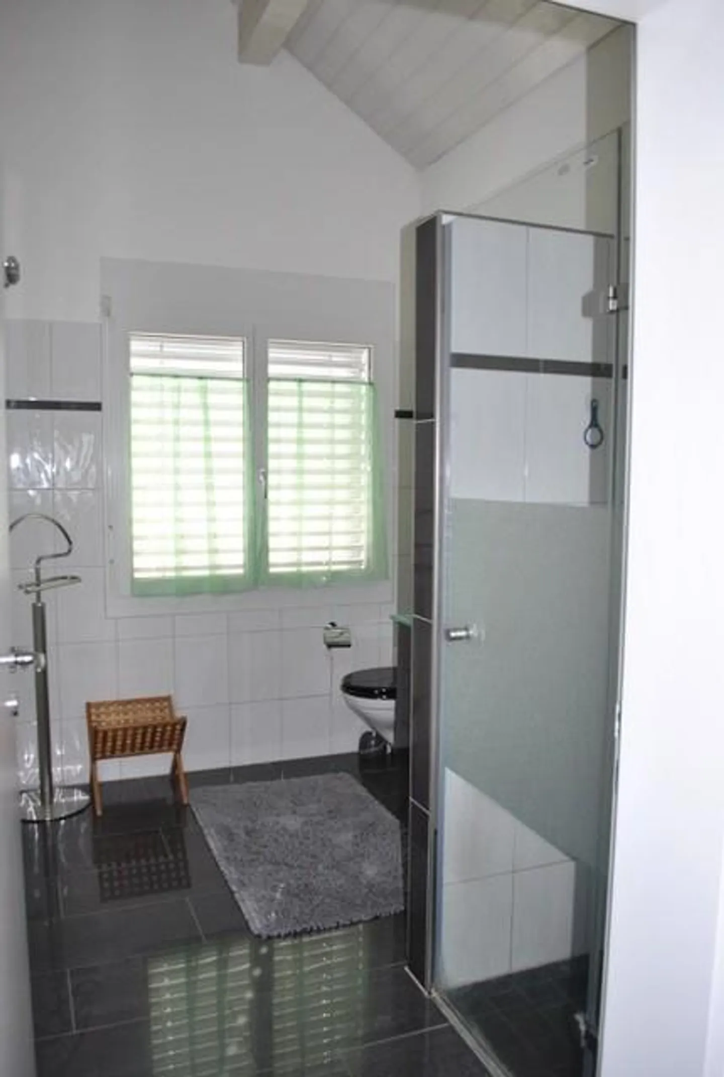 Spacious, modern single-family home in a quiet location in Züberwangen - Photo 15 of 19