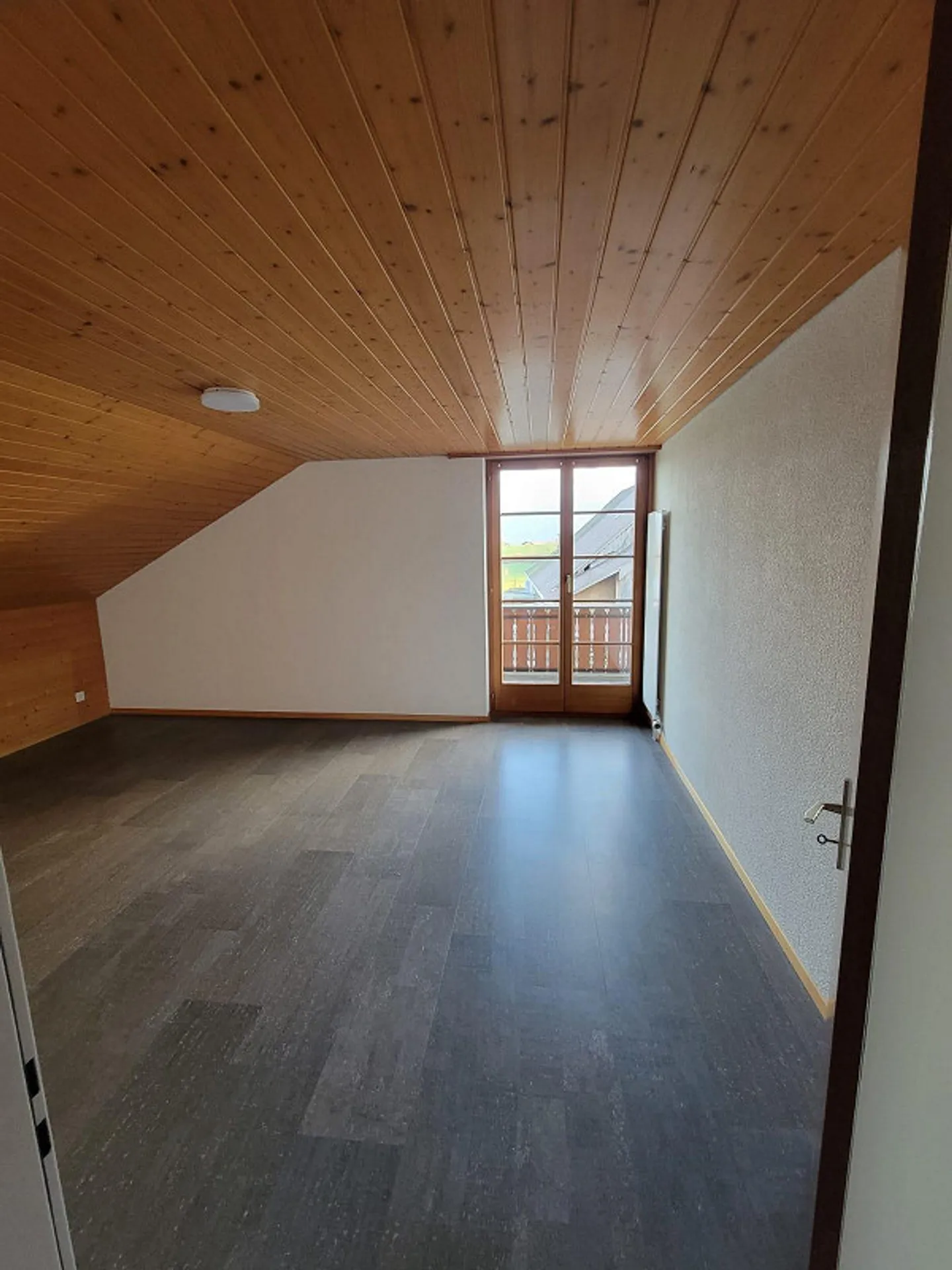 Belle appartement en attique de 4,5 pièces à louer à partir du 1er juillet - Photo 3 sur 14