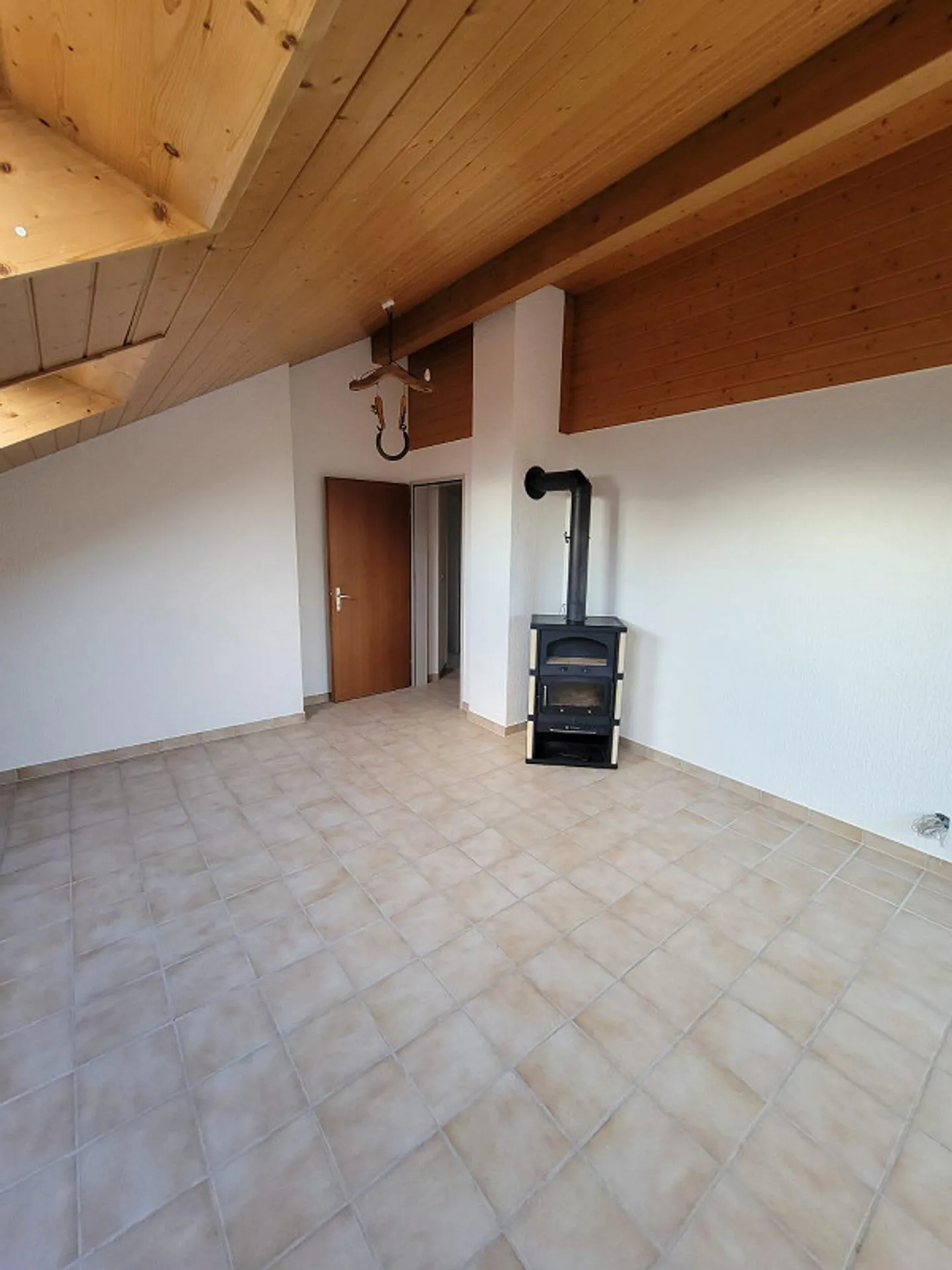 Belle appartement en attique de 4,5 pièces à louer à partir du 1er juillet - Photo 2 sur 14